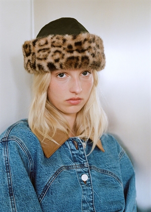 Louise hat Rosin Green Leopard Baum Und Pferdgarten